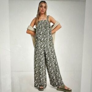 TOP SHOP FLORAL JUMPER . DITSEY LINEN CHUCK ON JUMPER